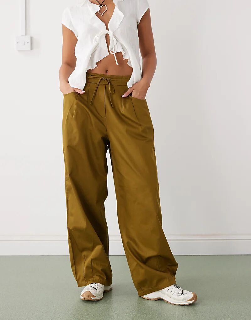 Брюки-баллоны Reclaimed Vintage со складками, цвет хаки
Брюки-баллоны Reclaimed Vintage со складками, цвет хаки