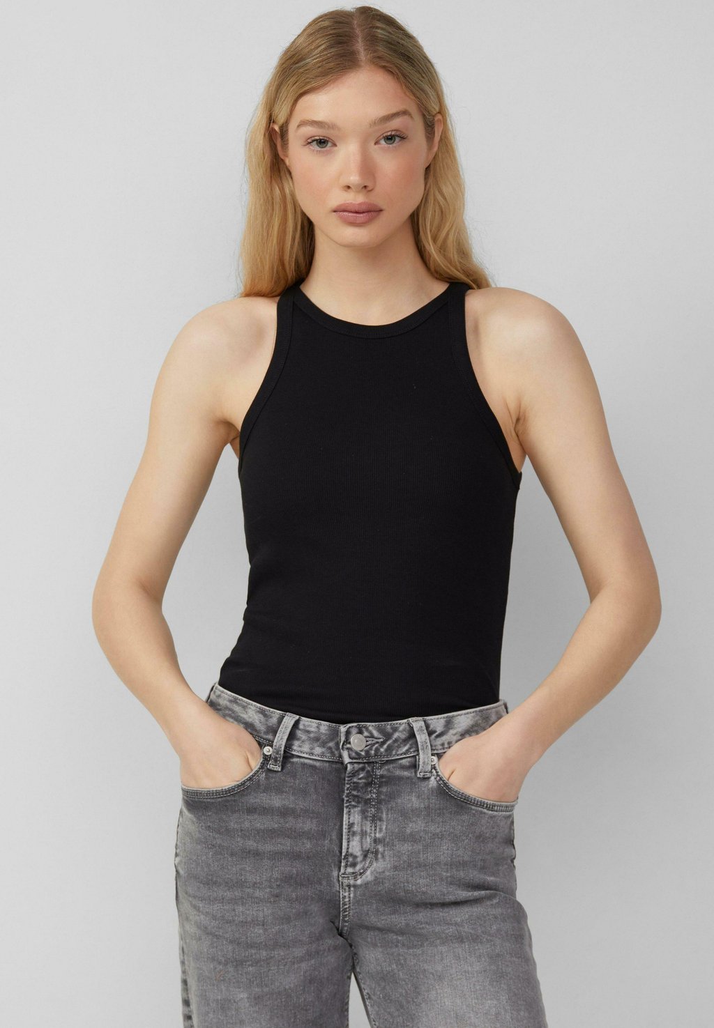 Топ TANK QS, черный
Топ TANK QS, черный