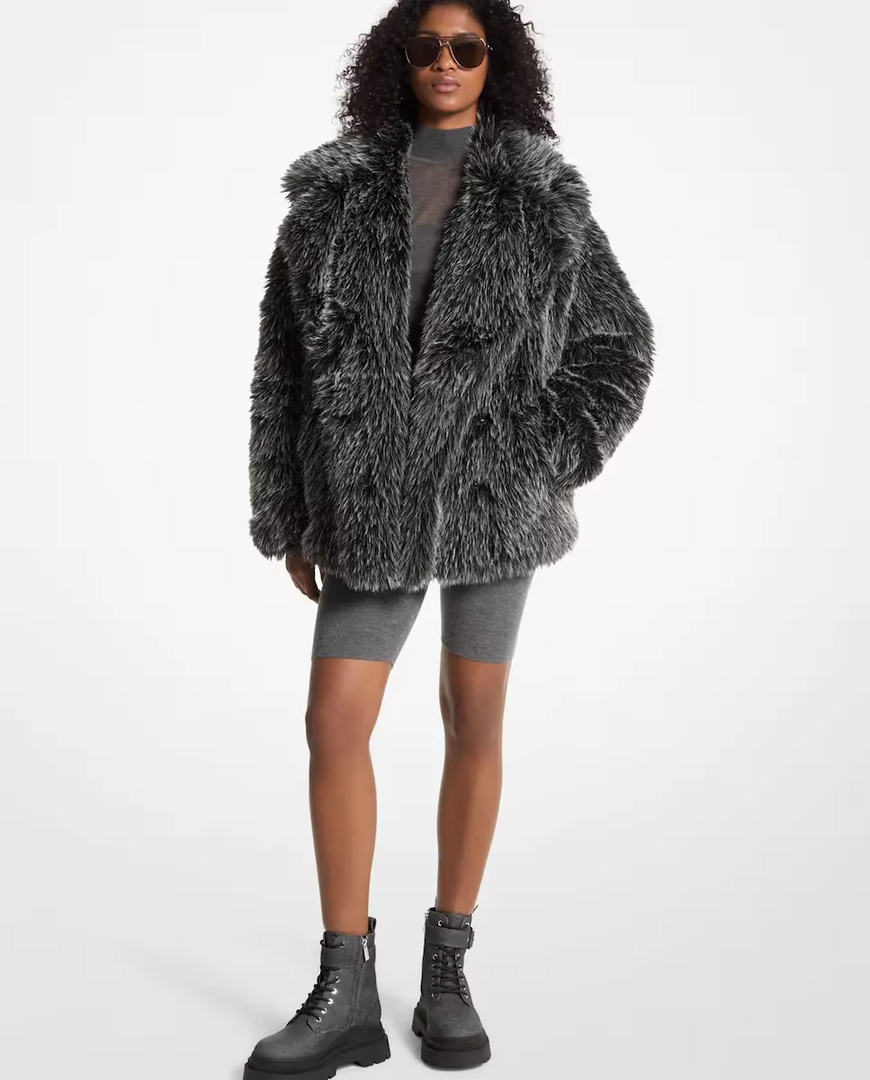 Мягкая на ощупь женская шуба большого размера Michael Michael Kors, серый
Мягкая на ощупь женская шуба большого размера Michael Michael Kors, серый