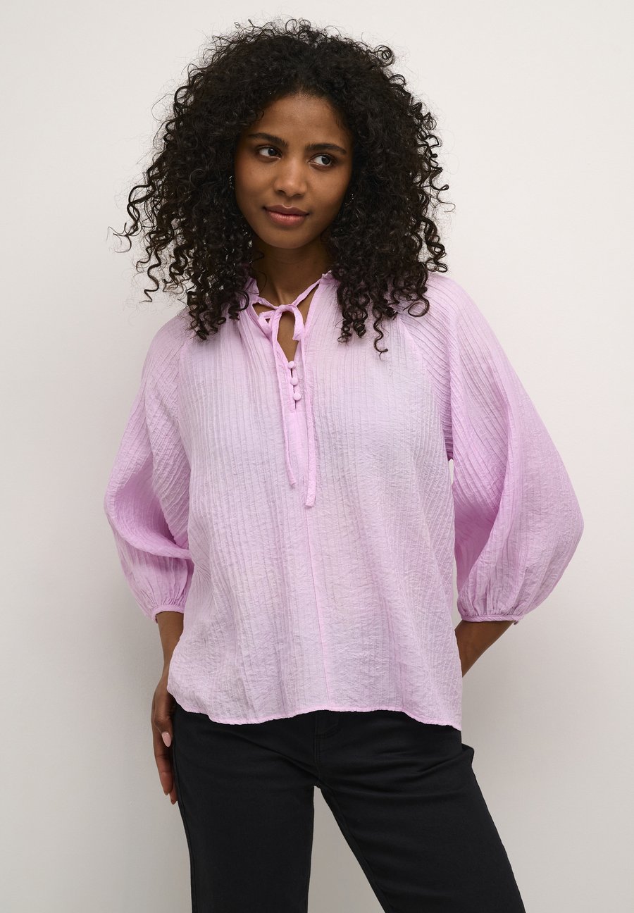 Блуза Kaffe KALIANNA, Lilac Snow/Light Pink
Блуза Kaffe KALIANNA, Lilac Snow/Light Pink