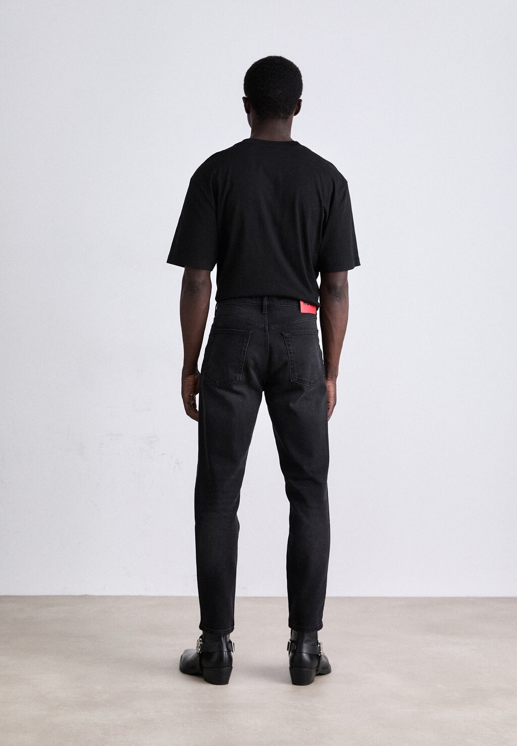 Джинсы морковного фасона HUGO, черные
Джинсы морковного фасона HUGO, черные