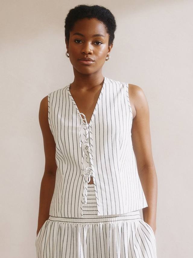 Жилет с галстуком в полоску спереди Albaray, белый
Жилет с галстуком в полоску спереди Albaray, белый