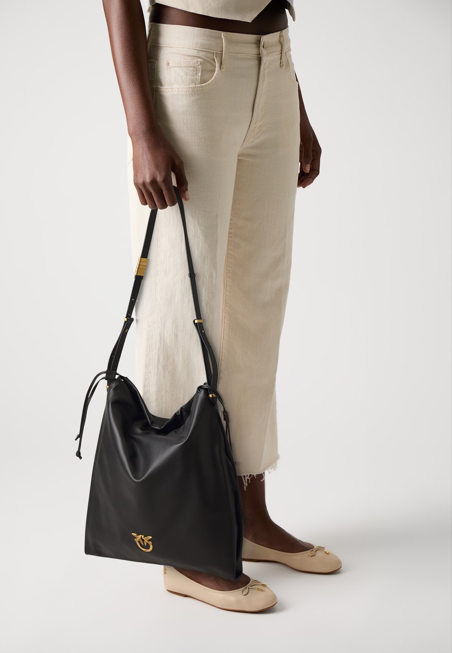 Сумка-шоппер Pinko SLOUCHY, Nero/Antique Gold-Coloured/Black
Сумка-шоппер Pinko SLOUCHY, Nero/Antique Gold-Coloured/Black