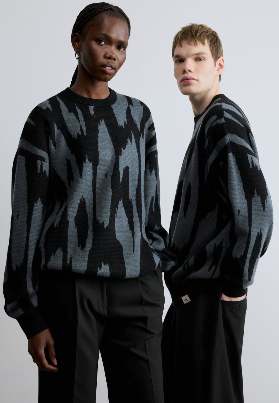 Джемпер Calvin Klein Jeans ABSTRACT JACQUARD UNISEX, Harlem Night Blue/Black
Джемпер Calvin Klein Jeans ABSTRACT JACQUARD UNISEX, Harlem Night Blue/Black