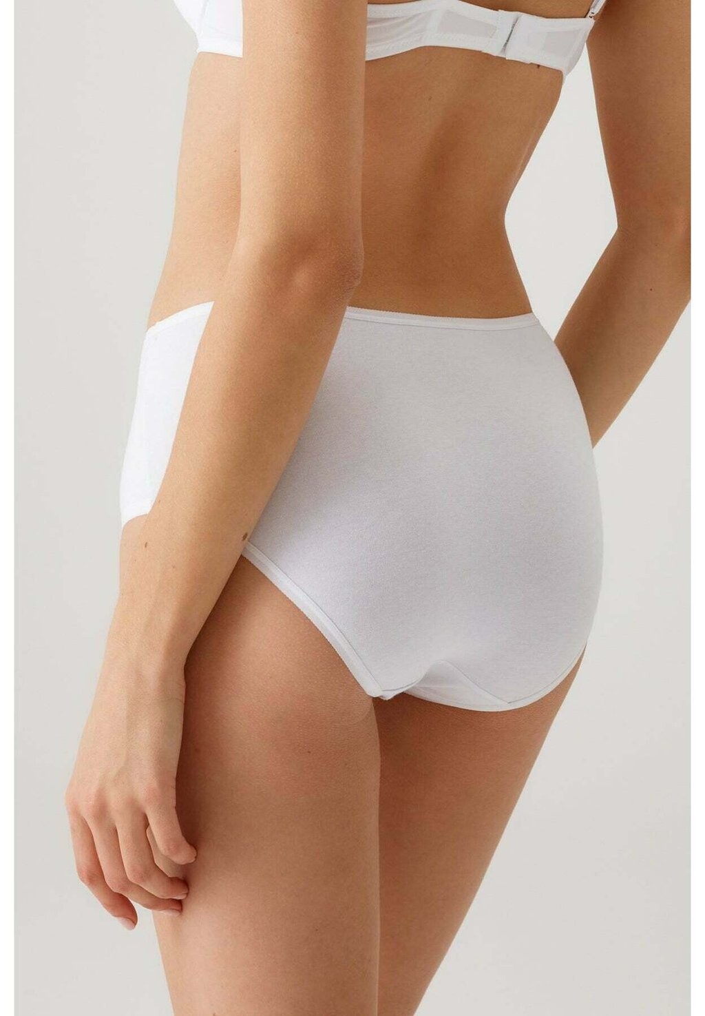 Трусы 3-PACK HIGH WAIST Viuma Milano, белый
Трусы 3-PACK HIGH WAIST Viuma Milano, белый