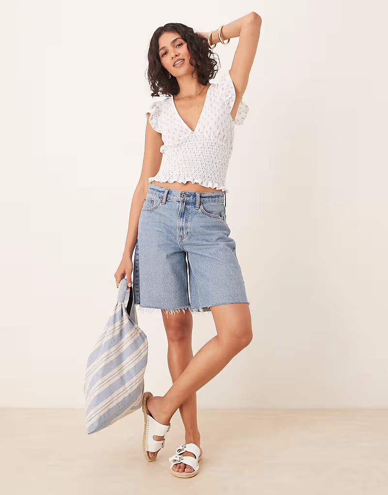 Топ Gina Tricot с короткими рукавами, оборкой и V-образным вырезом, с белым и синим принтом
Топ Gina Tricot с короткими рукавами, оборкой и V-образным вырезом, с белым и синим принтом