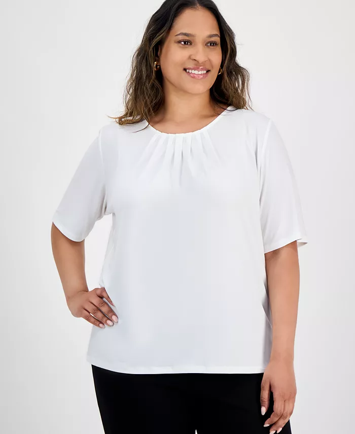 Топ больших размеров с рукавами до локтя и плиссированным вырезом Kasper, белый
Топ больших размеров с рукавами до локтя и плиссированным вырезом Kasper, белый