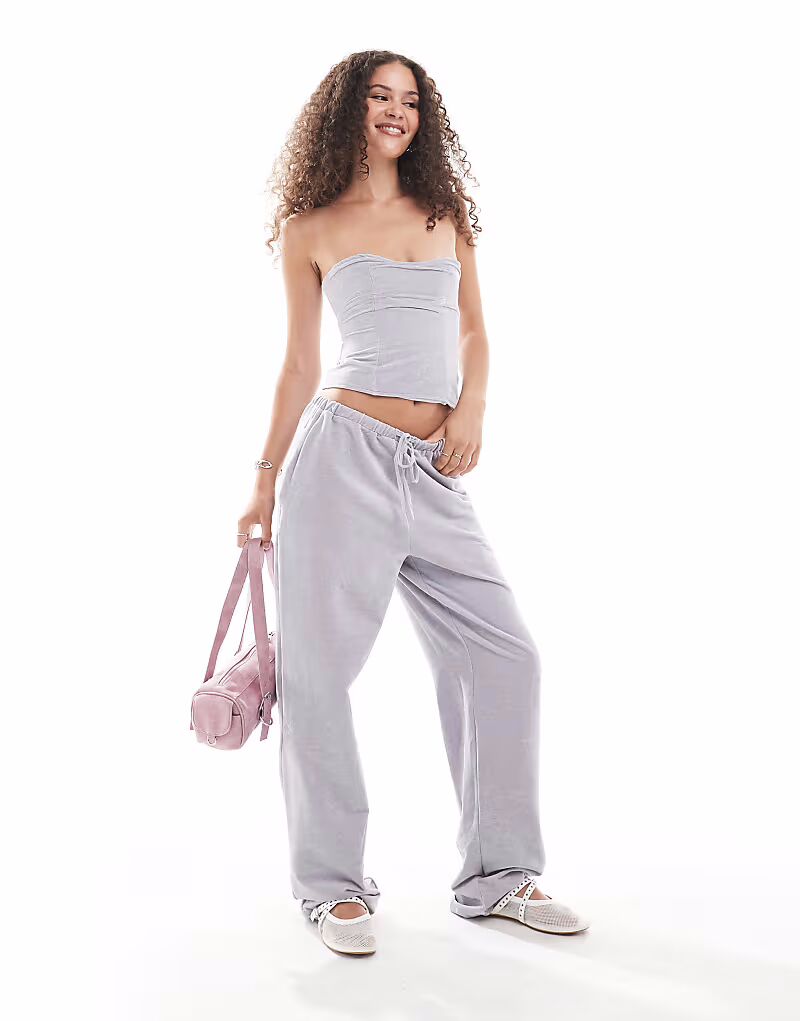 Lioness - топ-бандо из велюра светло-голубого цвета, в комплекте
Lioness - топ-бандо из велюра светло-голубого цвета, в комплекте