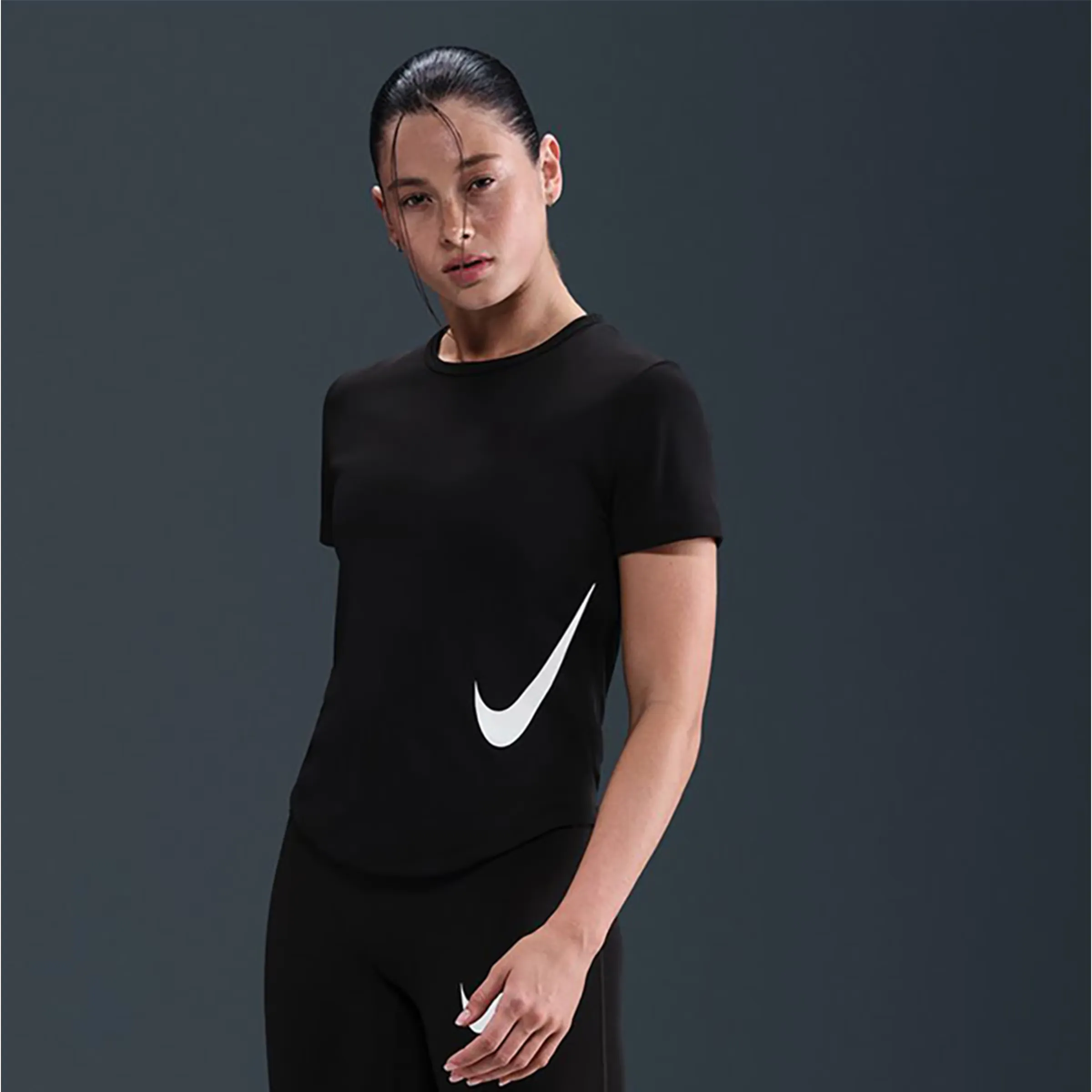 Женская футболка Tempo Swoosh Nike, черный 
Женская футболка Tempo Swoosh Nike, черный
