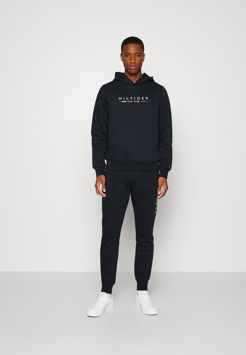 Спортивный костюм NEW YORK TRACKSUIT Tommy Hilfiger, цвет desert sky
Спортивный костюм NEW YORK TRACKSUIT Tommy Hilfiger, цвет desert sky