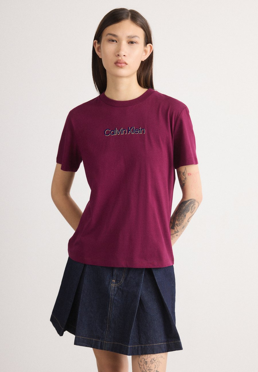 Футболка Calvin Klein Jeans CLASSIC FOIL TEE, Berry Glaze/Bordeaux
Футболка Calvin Klein Jeans CLASSIC FOIL TEE, Berry Glaze/Bordeaux