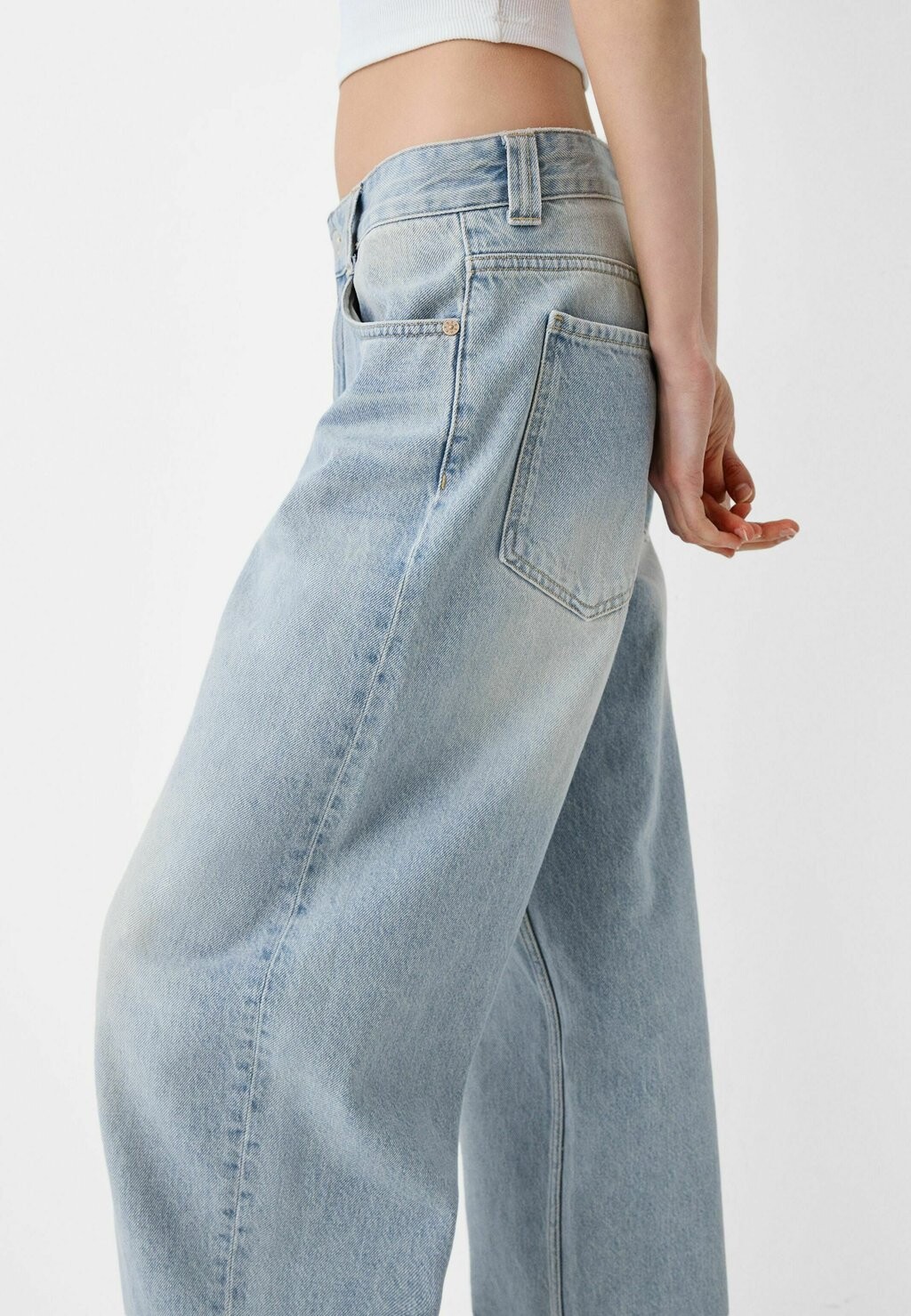 Джинсы свободного покроя Bershka, светло-голубой
Джинсы свободного покроя Bershka, светло-голубой