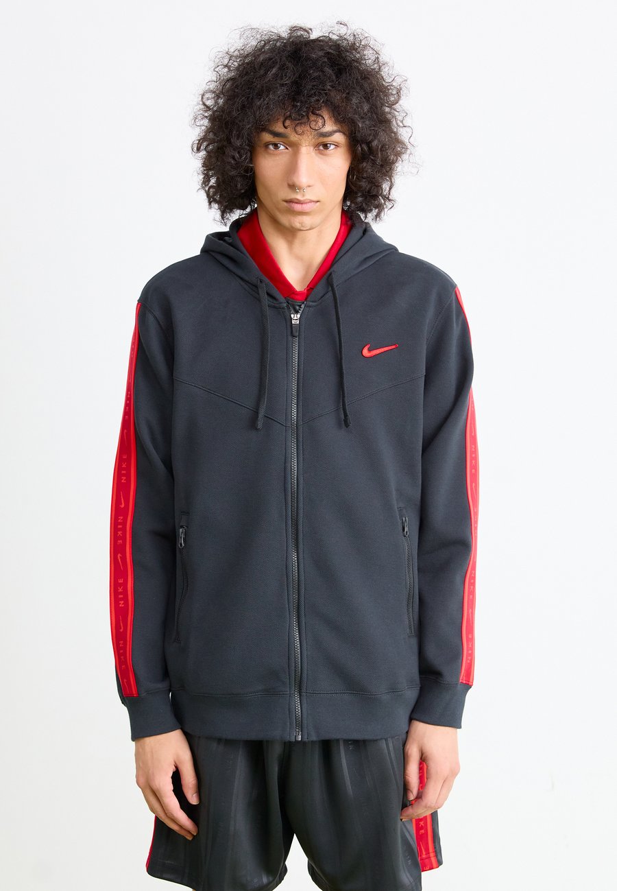 Толстовка Nike Sportswear HOOD, Black/Lt Crimson/Black
Толстовка Nike Sportswear HOOD, Black/Lt Crimson/Black