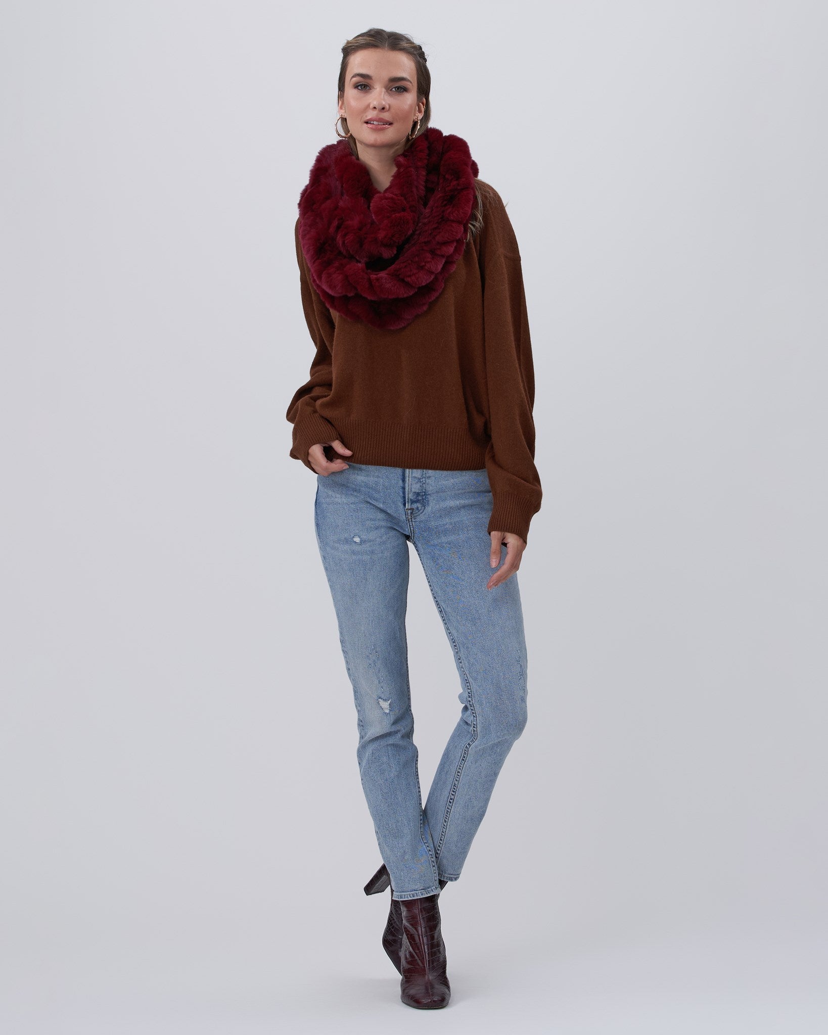 Вязаный шарф-инфинити с кроликом Рексом Gorski, цвет wine
Вязаный шарф-инфинити с кроликом Рексом Gorski, цвет wine