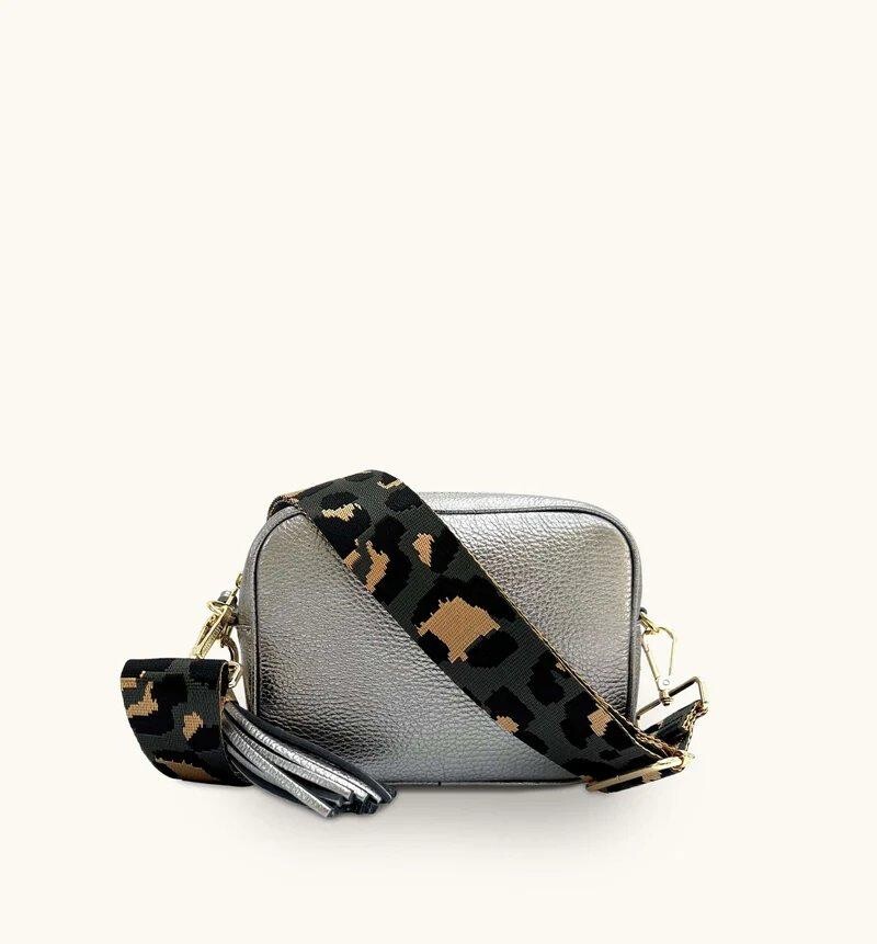 Сумка через плечо из оловянной кожи с серым леопардовым ремешком Apatchy London, серебро, Коричневый, Сумка через плечо из оловянной кожи с серым леопардовым ремешком Apatchy London, серебро
Сумка через плечо из оловянной кожи с серым леопардовым ремешком Apatchy London, серебро, Коричневый, Сумка через плечо из оловянной кожи с серым леопардовым ремешком Apatchy London, серебро