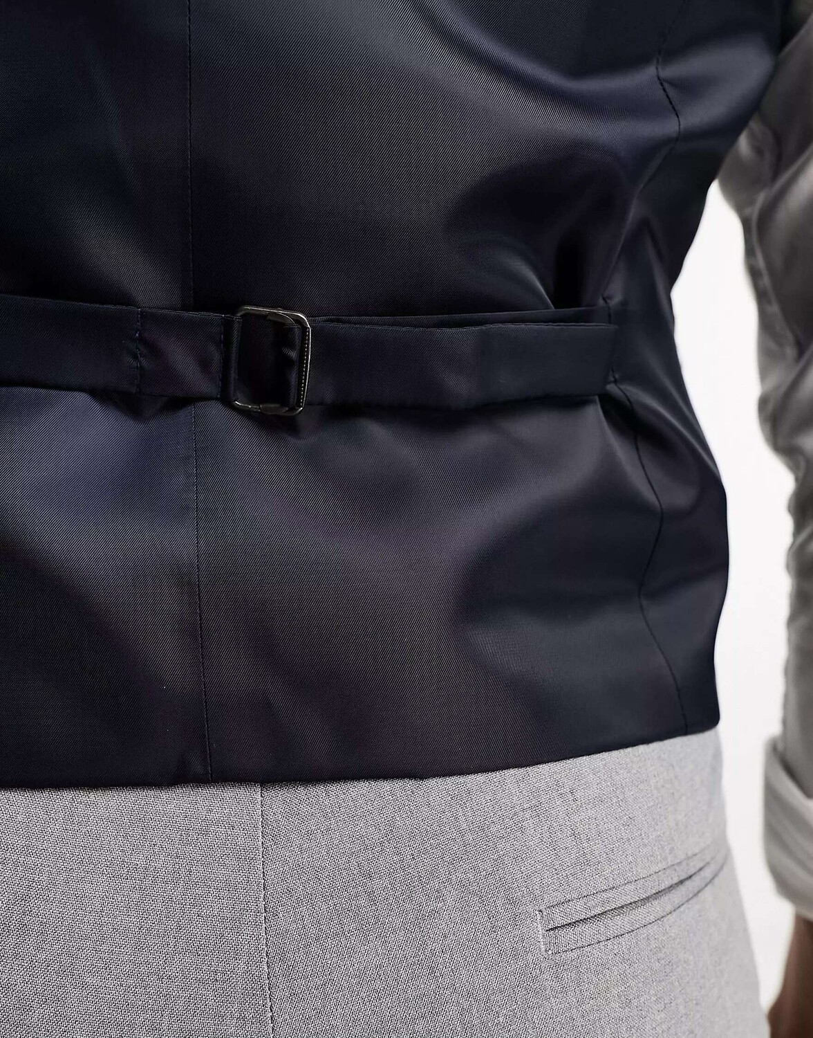 Серый тонкий костюмный жилет ASOS
Серый тонкий костюмный жилет ASOS