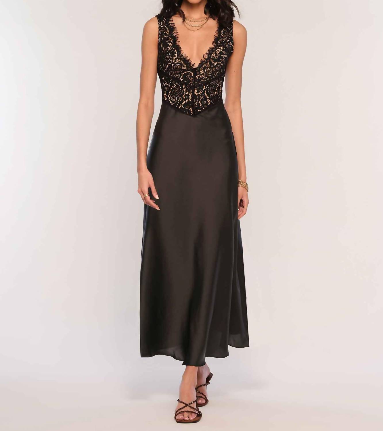 Платье Alune в черном цвете Heartloom
Платье Alune в черном цвете Heartloom