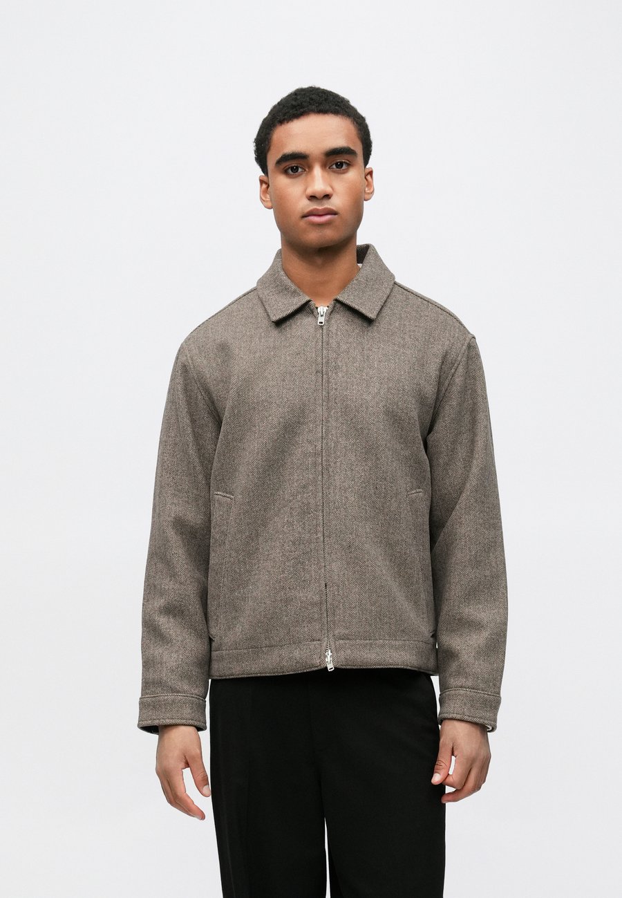 Куртка Abercrombie & Fitch BLEND ZIP JACKET, Light Brown
Куртка Abercrombie & Fitch BLEND ZIP JACKET, Light Brown