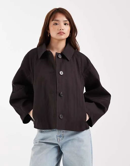 Шоколадный короткий тренч со складками ASOS DESIGN Petite
Шоколадный короткий тренч со складками ASOS DESIGN Petite