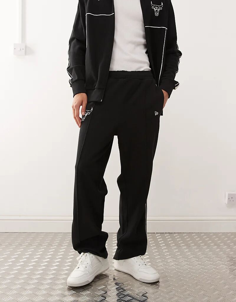 Черные штаны New Era Chicago Bulls с прямыми штанинами
Черные штаны New Era Chicago Bulls с прямыми штанинами