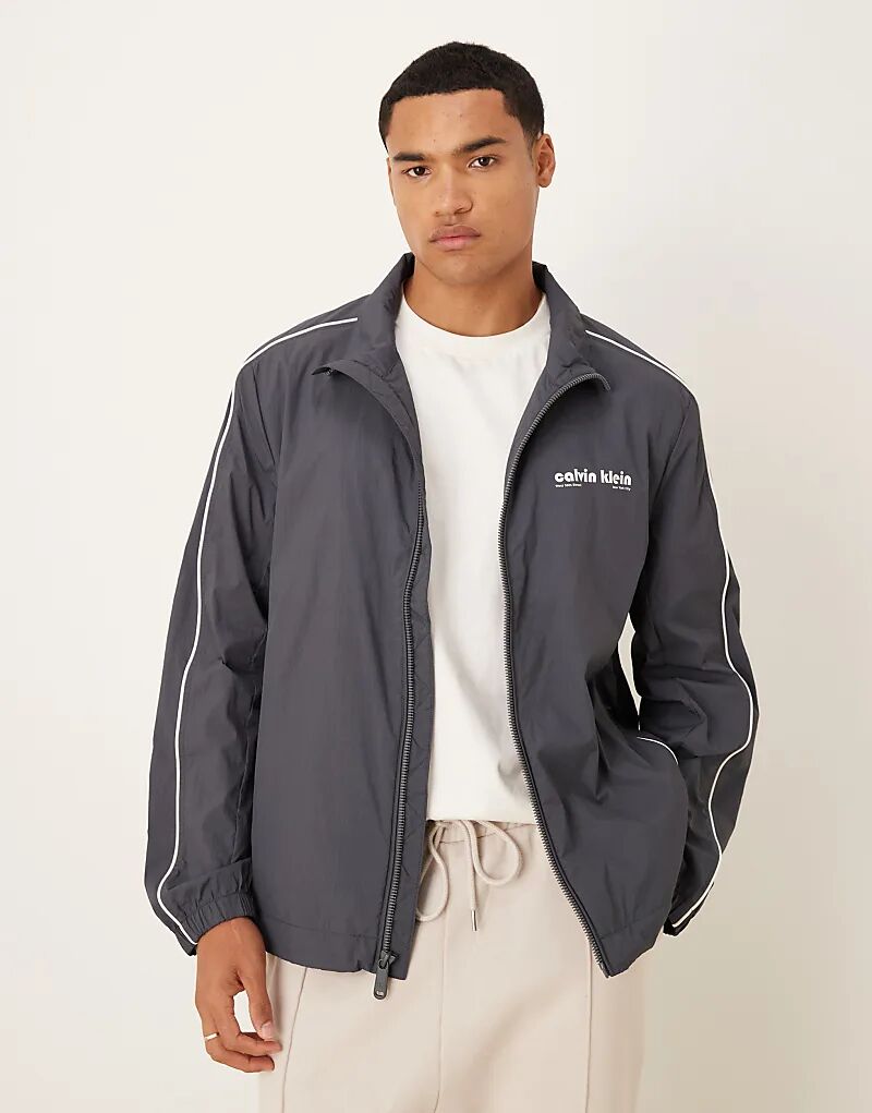 Пиджак Calvin Klein Jeans со стандартным воротником и белой отделкой синего цвета
Пиджак Calvin Klein Jeans со стандартным воротником и белой отделкой синего цвета