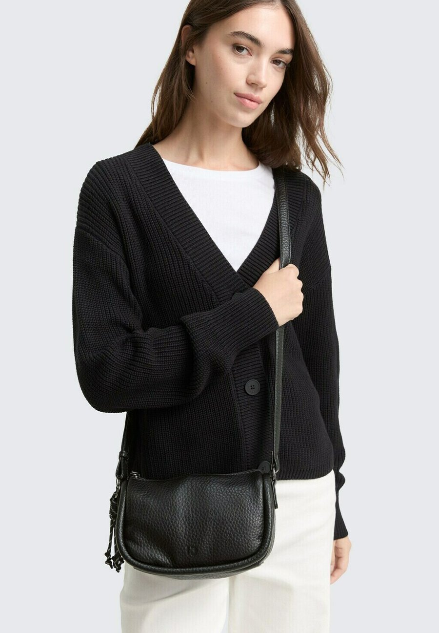 Сумка кросс-боди TOM TAILOR DENIM TTFINNA S UMHÄNGET, Schwarz Black/Black
Сумка кросс-боди TOM TAILOR DENIM TTFINNA S UMHÄNGET, Schwarz Black/Black