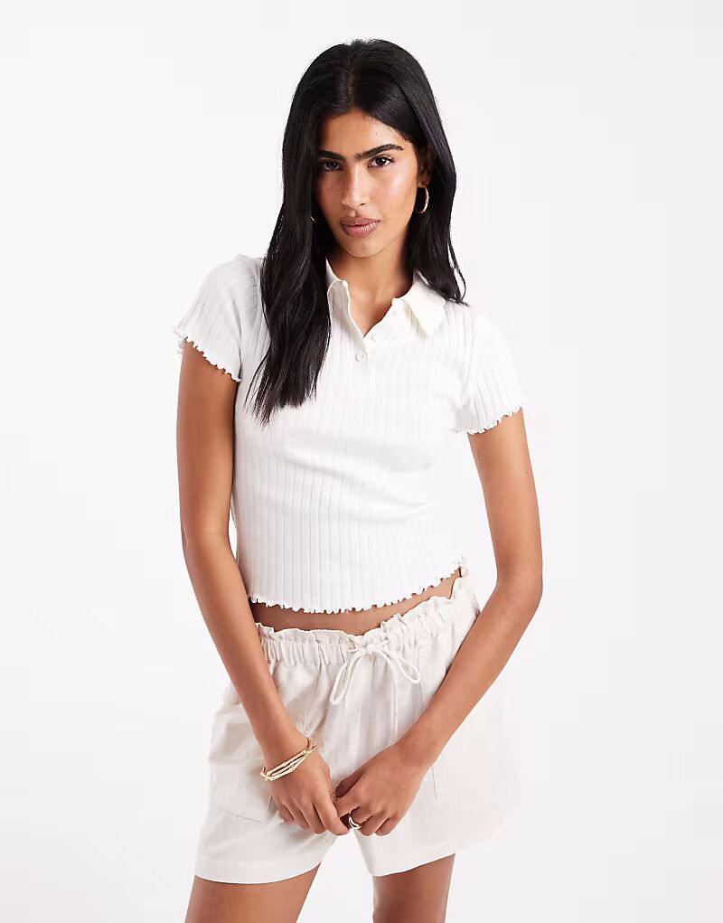 Белая футболка-поло Miss Selfridge с салатовым подолом
Белая футболка-поло Miss Selfridge с салатовым подолом