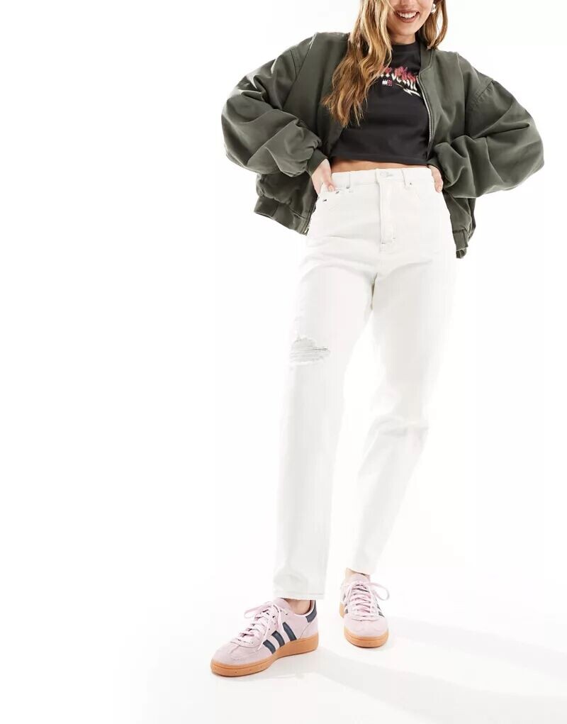 Tommy Jeans – белые джинсы Mom с зауженными штанинами и чрезвычайно высокой талией
Tommy Jeans – белые джинсы Mom с зауженными штанинами и чрезвычайно высокой талией