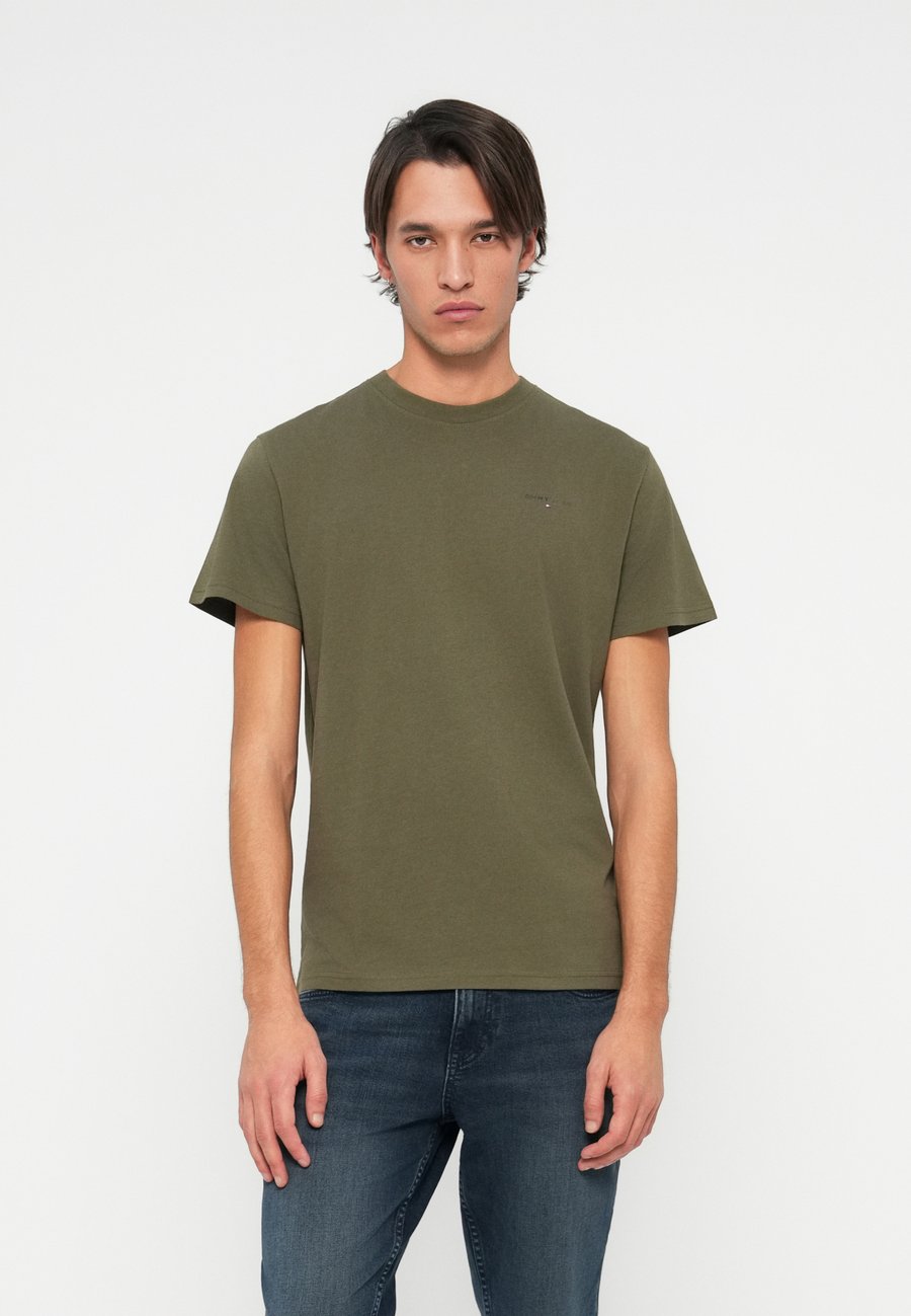 Футболка Tommy Jeans SLIM LINEAR CHEST TEE, Dark Greenery/Brown, Зеленый, Футболка Tommy Jeans SLIM LINEAR CHEST TEE, Dark Greenery/Brown
Футболка Tommy Jeans SLIM LINEAR CHEST TEE, Dark Greenery/Brown, Зеленый, Футболка Tommy Jeans SLIM LINEAR CHEST TEE, Dark Greenery/Brown