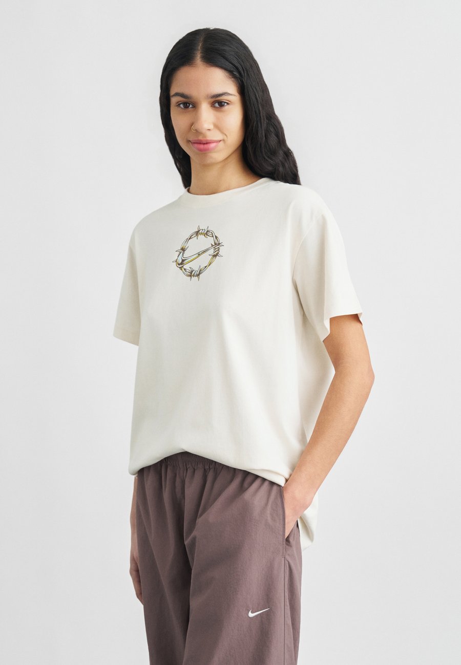 Футболка Nike Sportswear CLASSIC TEE, Chalk/Off-White, Белый, Футболка Nike Sportswear CLASSIC TEE, Chalk/Off-White
Футболка Nike Sportswear CLASSIC TEE, Chalk/Off-White, Белый, Футболка Nike Sportswear CLASSIC TEE, Chalk/Off-White