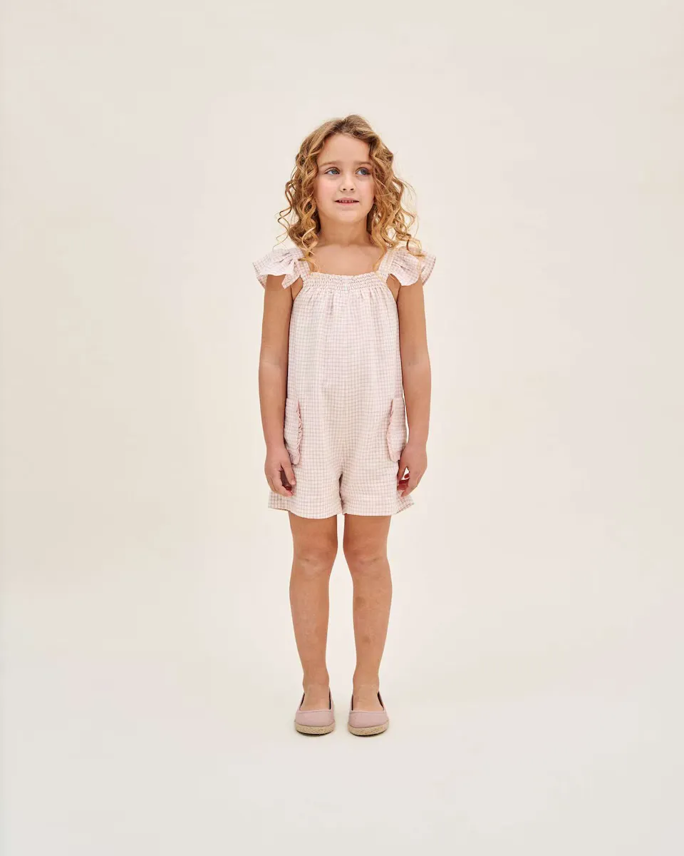Короткий клетчатый девичий комбинезон с рюшами на плечах и карманах Dadati, цвет Rosa
Короткий клетчатый девичий комбинезон с рюшами на плечах и карманах Dadati, цвет Rosa
