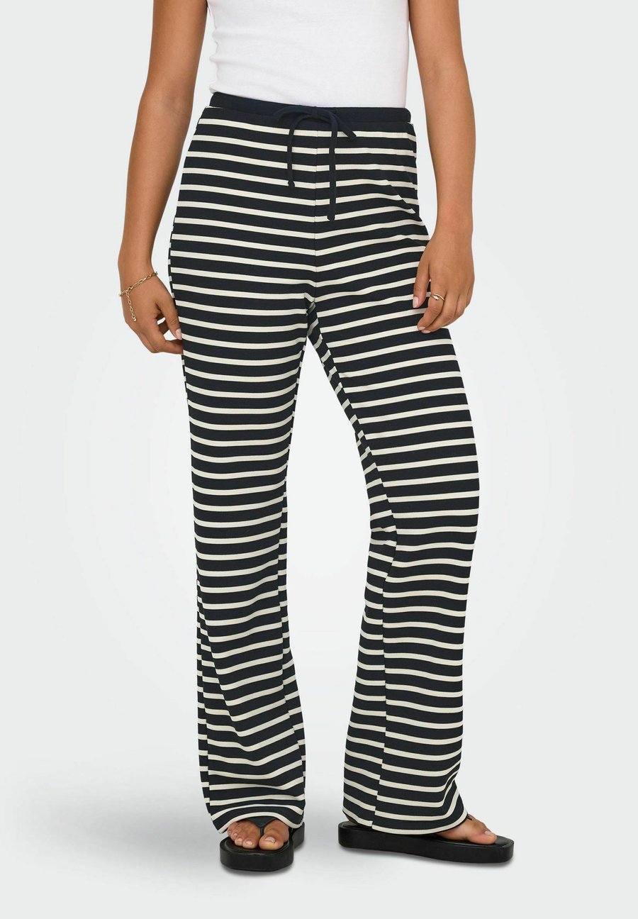 Брюки ONLY JOGGING FABIOLA LOCKER GESCHNITTEN , Black
Брюки ONLY JOGGING FABIOLA LOCKER GESCHNITTEN , Black