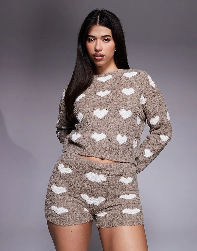 Уютные шорты River Island с пушистым узором в виде сердечек коричневого цвета
Уютные шорты River Island с пушистым узором в виде сердечек коричневого цвета