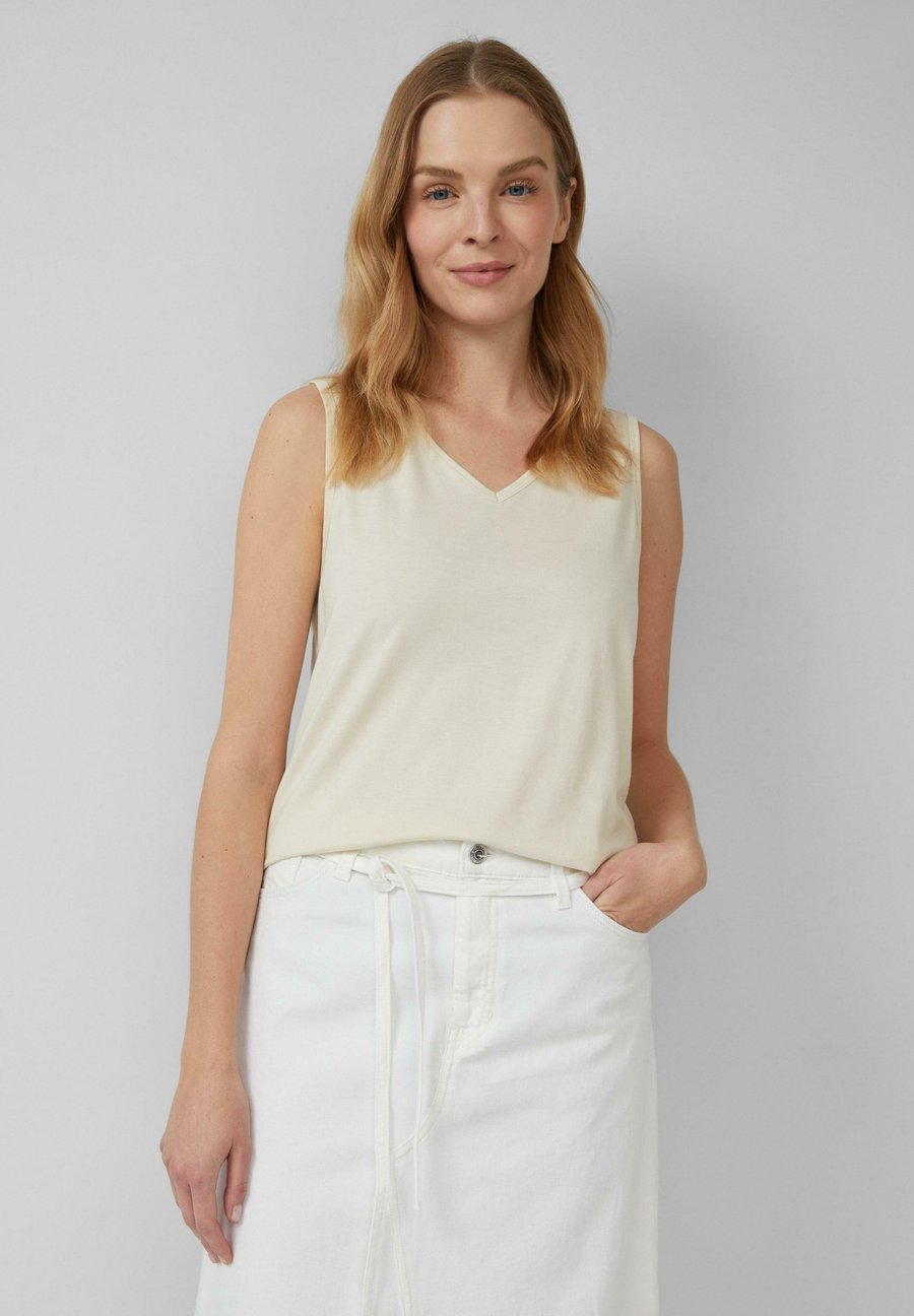 Топ s.Oliver MIT V-AUSSCHNITT UND RÜCKEN-DETAIL, Champagner/Off-White
Топ s.Oliver MIT V-AUSSCHNITT UND RÜCKEN-DETAIL, Champagner/Off-White