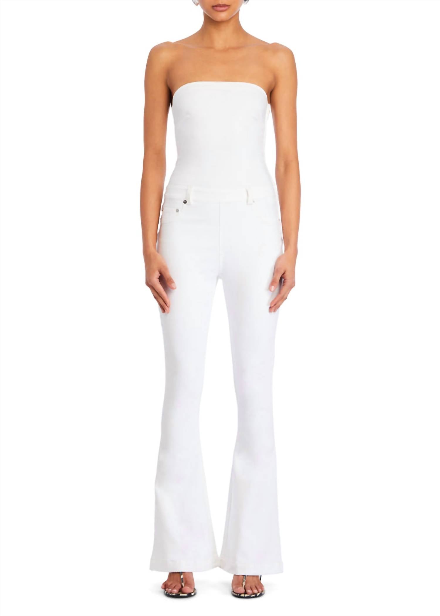 Jeanette джинсовый комбинезон с растяжкой и расклешенными штанинами в белом цвете SER.O.YA
Jeanette джинсовый комбинезон с растяжкой и расклешенными штанинами в белом цвете SER.O.YA