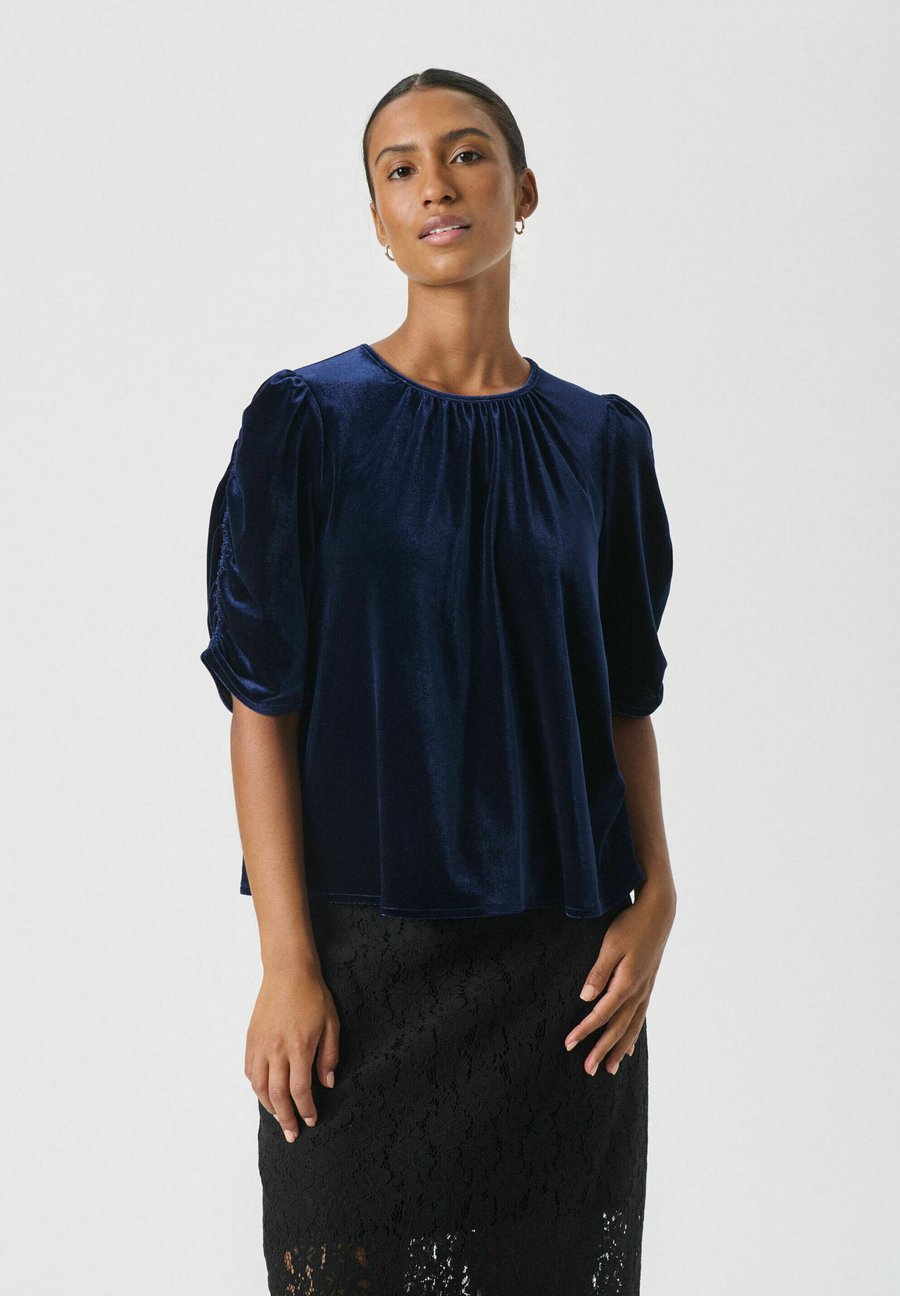 Блуза Part Two VALERIEPW BL, Peacoat/Dark Blue
Блуза Part Two VALERIEPW BL, Peacoat/Dark Blue