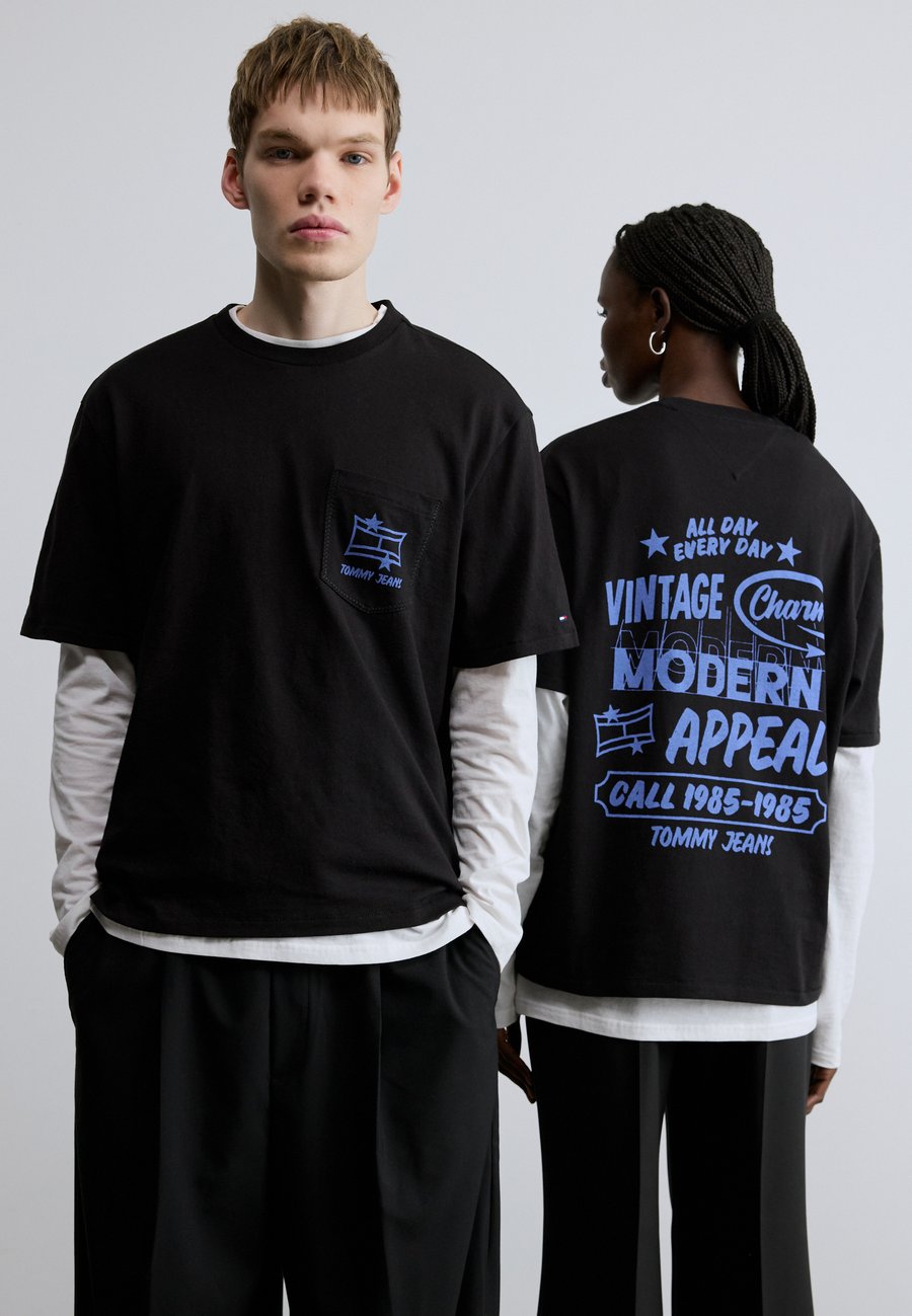 Футболка Tommy Jeans 90S GRAFFITI POCKET UNISEX, Black, Черный, Футболка Tommy Jeans 90S GRAFFITI POCKET UNISEX, Black
Футболка Tommy Jeans 90S GRAFFITI POCKET UNISEX, Black, Черный, Футболка Tommy Jeans 90S GRAFFITI POCKET UNISEX, Black