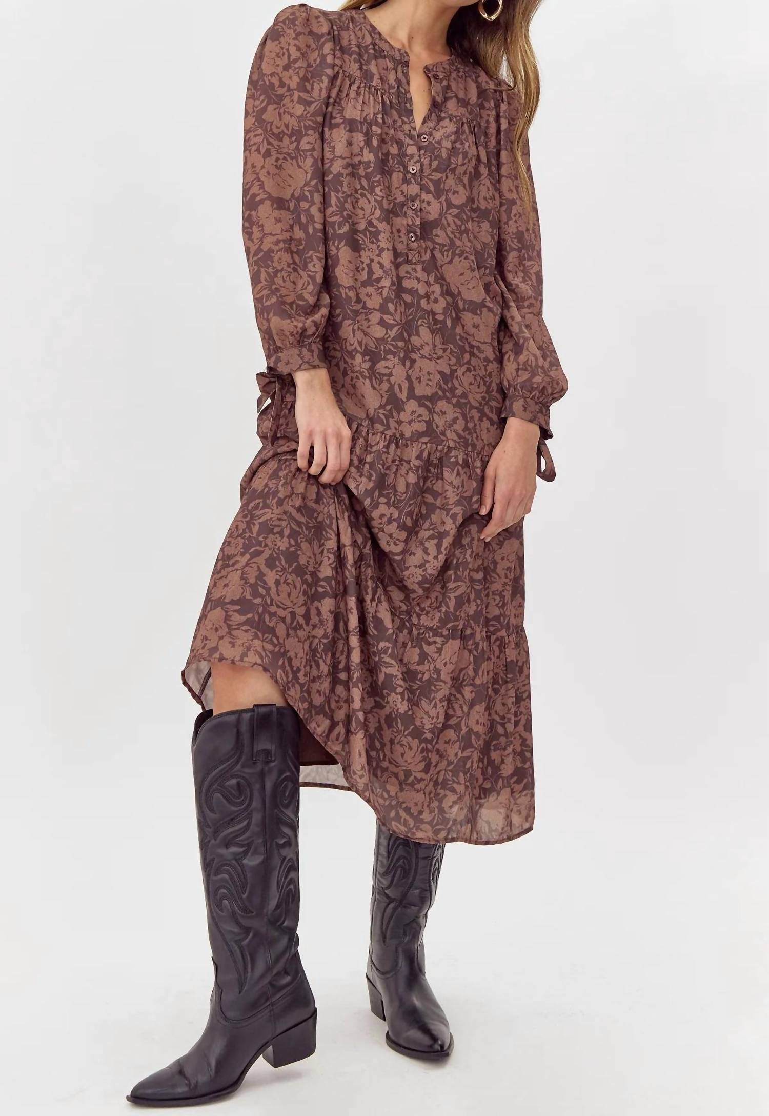 Хафловое платье миди Hillcrest в коричневом цвете GREYLIN
Хафловое платье миди Hillcrest в коричневом цвете GREYLIN