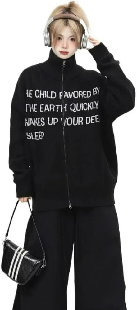 Свободный свитер с воротником стойкой и принтом CEINOM
Свободный свитер с воротником стойкой и принтом CEINOM