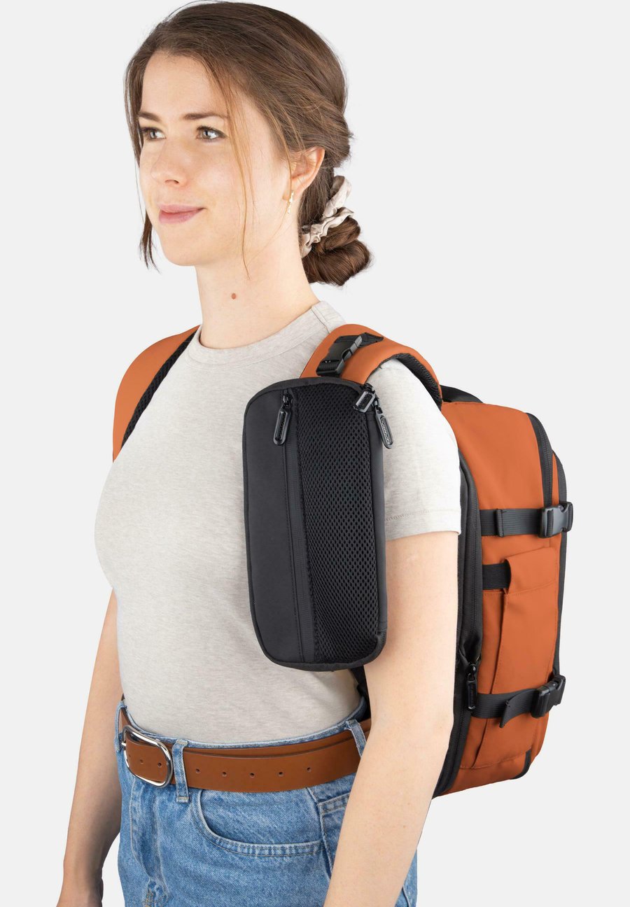 Рюкзак Normani ERWEITERBARER -MIT REISEPASS BRUSTTASCHE SET, Orange
Рюкзак Normani ERWEITERBARER -MIT REISEPASS BRUSTTASCHE SET, Orange