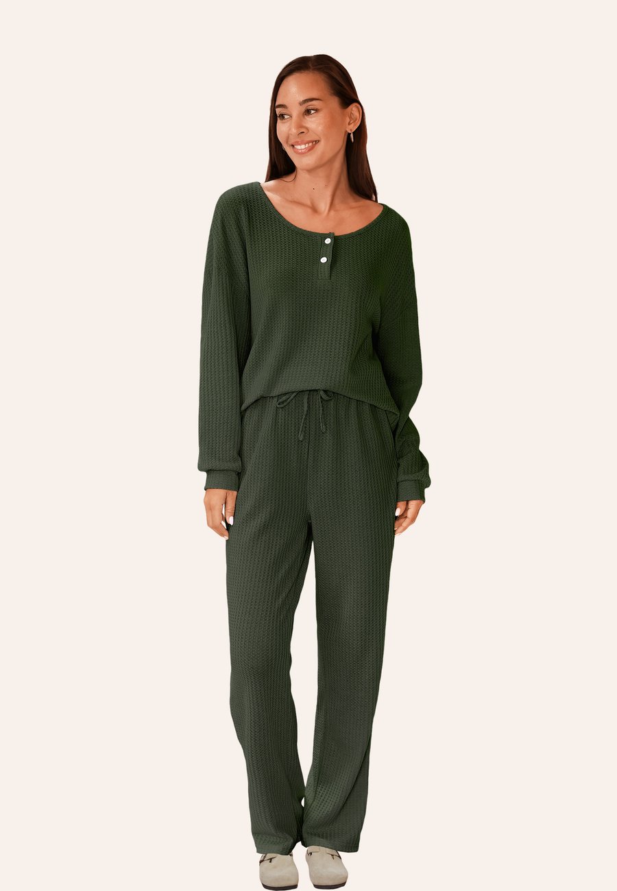 Пижамный комплект Cupshe BUTTON DRAWSTRING WAIST SET, Olive
Пижамный комплект Cupshe BUTTON DRAWSTRING WAIST SET, Olive