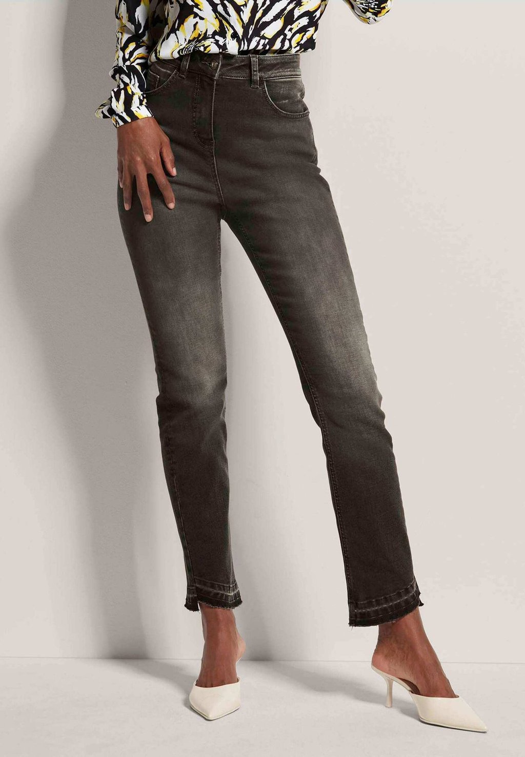 Джинсы облегающего кроя MADELEINE, серый
Джинсы облегающего кроя MADELEINE, серый