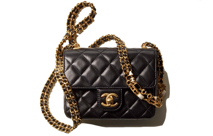 CHANEL Мини-сумка через плечо на цепочке из эмалированного металла и ягненка, черная
CHANEL Мини-сумка через плечо на цепочке из эмалированного металла и ягненка, черная