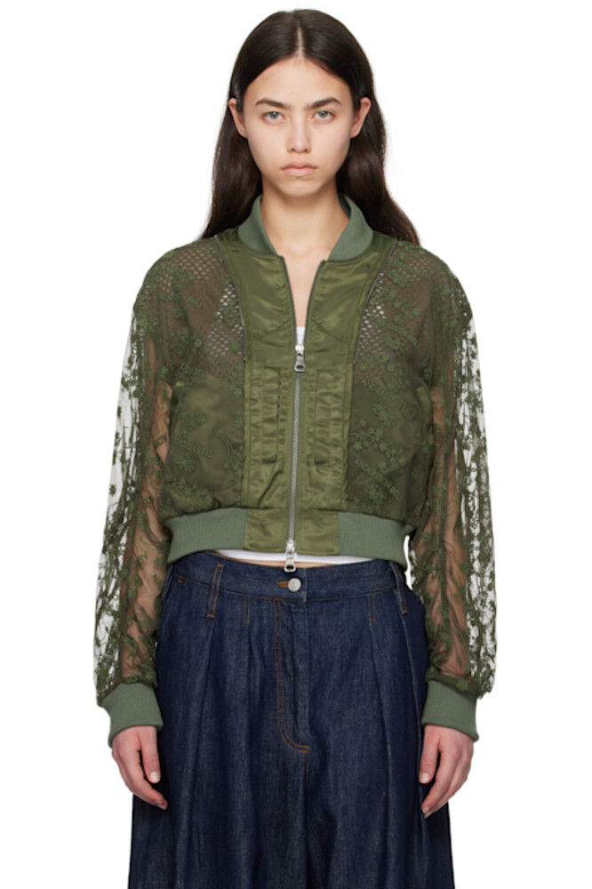 Короткая куртка-бомбер цвета хаки с многослойным логотипом и кружевом Andersson Bell
Короткая куртка-бомбер цвета хаки с многослойным логотипом и кружевом Andersson Bell