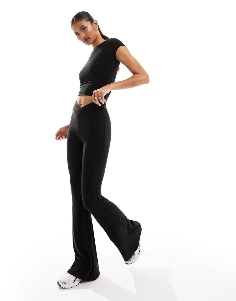 ASOS DESIGN — черные двухслойные брюки-клеш с V-образной талией, входят в комплект
ASOS DESIGN — черные двухслойные брюки-клеш с V-образной талией, входят в комплект