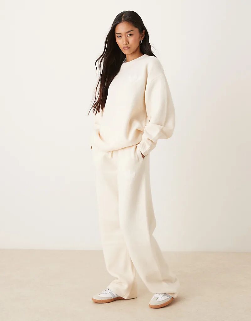 Трикотажные спортивные брюки Adidas Originals широкого кроя кремового цвета
Трикотажные спортивные брюки Adidas Originals широкого кроя кремового цвета