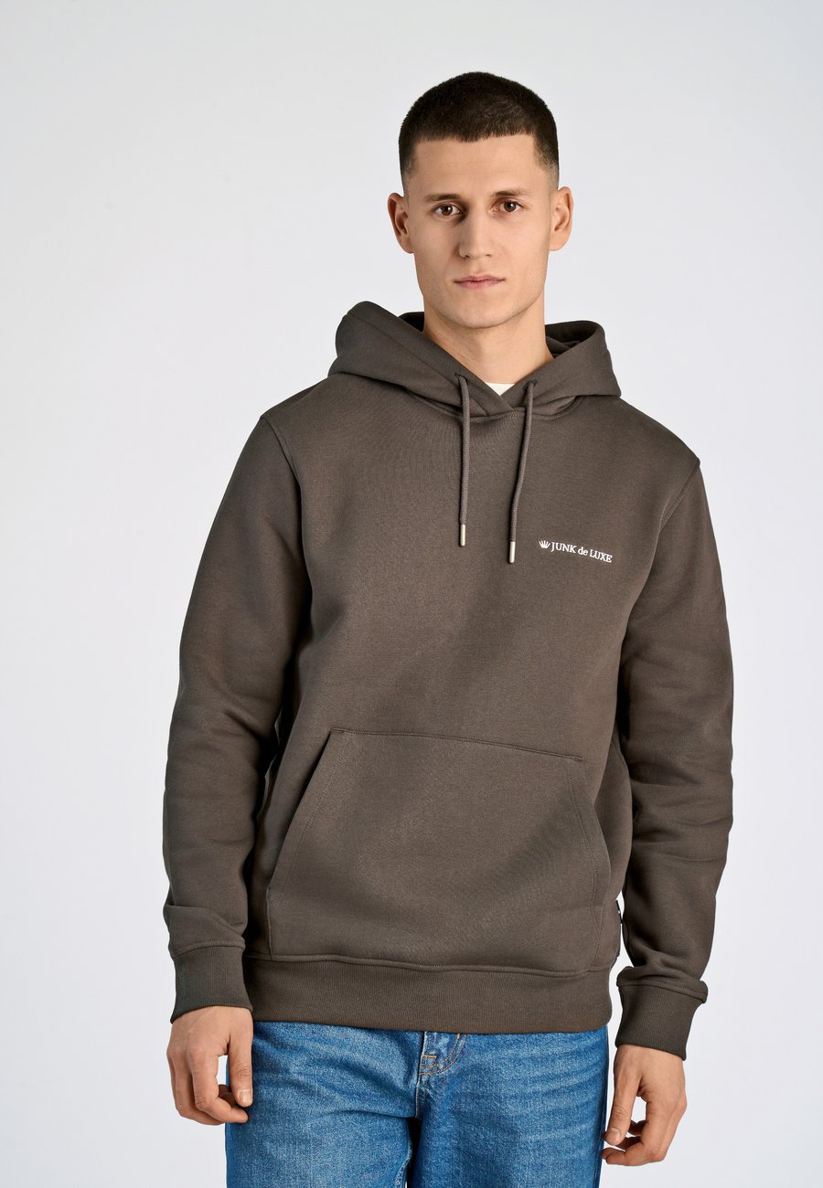 Худи Junk De Luxe LOGO, Dk Army/Dark Green, Зеленый, Худи Junk De Luxe LOGO, Dk Army/Dark Green
Худи Junk De Luxe LOGO, Dk Army/Dark Green, Зеленый, Худи Junk De Luxe LOGO, Dk Army/Dark Green