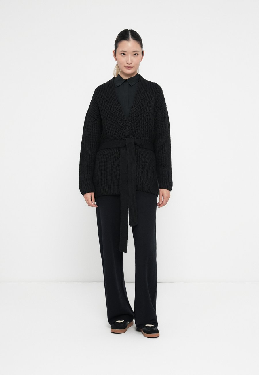 Кардиган GAP WRAPPED CARDI, Black
Кардиган GAP WRAPPED CARDI, Black