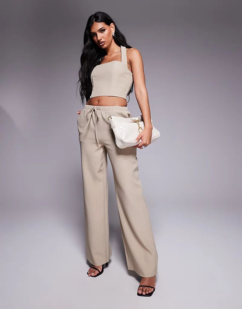 Эксклюзивный топ Kaiia со шнуровкой сзади и вырезом-халтер в цвете «камень» — часть комплекта
Эксклюзивный топ Kaiia со шнуровкой сзади и вырезом-халтер в цвете «камень» — часть комплекта