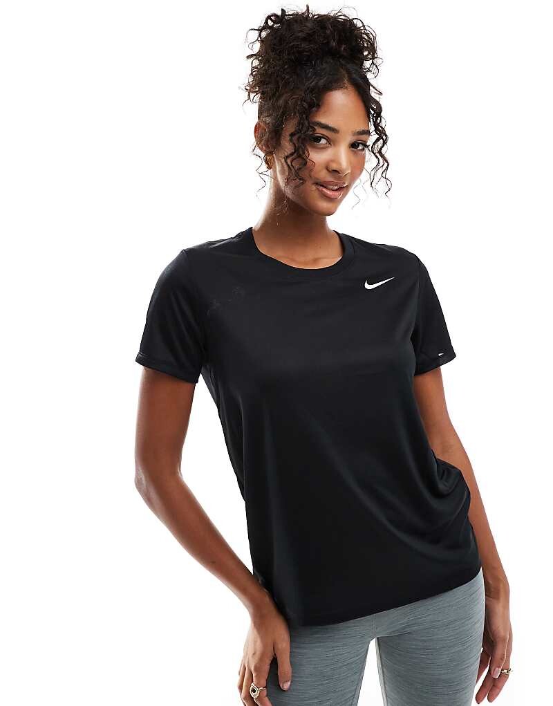Черная футболка Nike Training Dri-FIT
Черная футболка Nike Training Dri-FIT